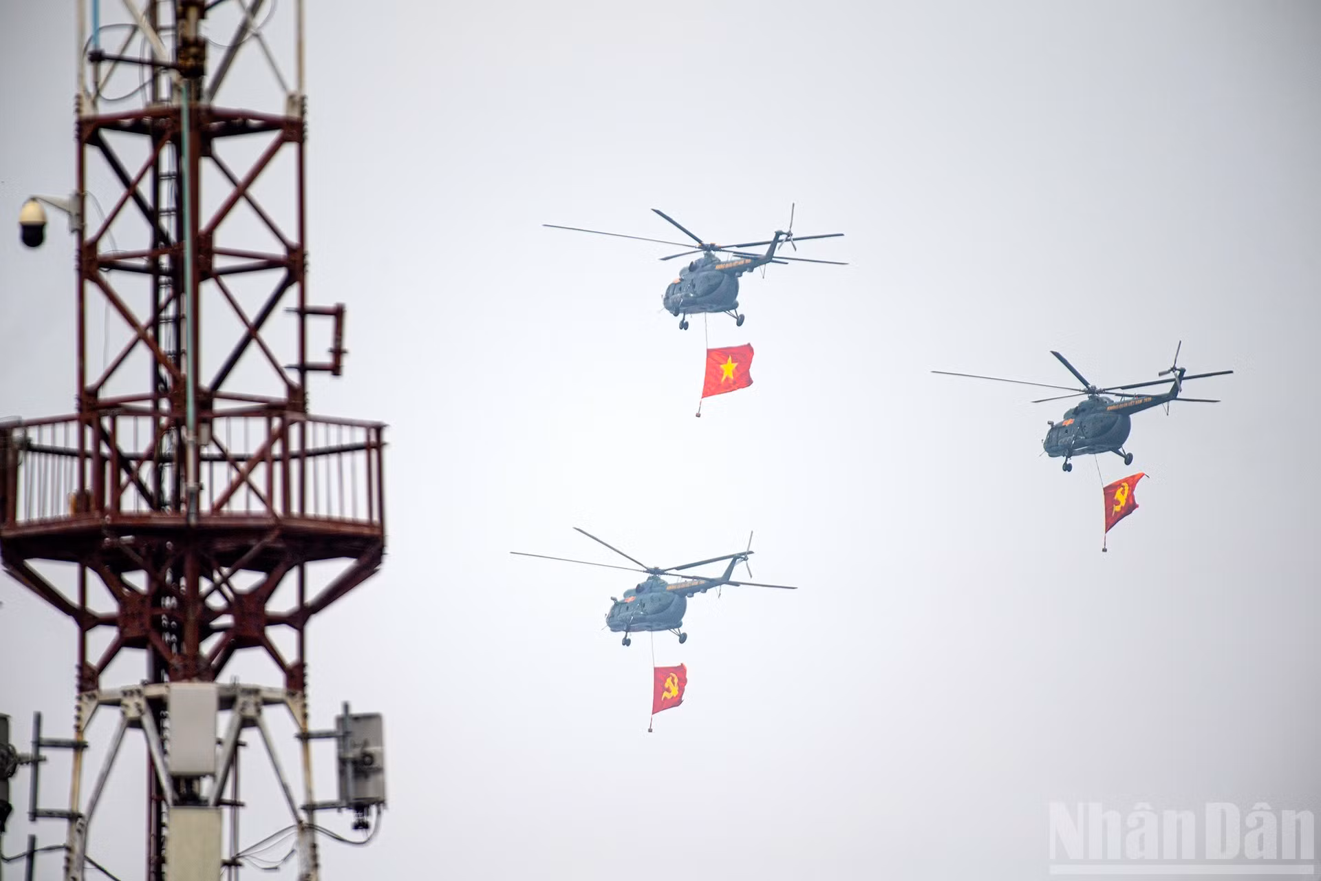 Вертолеты Ми-171, Ми-17, Ми-8 в составе эскадрильи демонстрируют мужество, интеллект и устремления к построению могучей страны в новую эпоху.