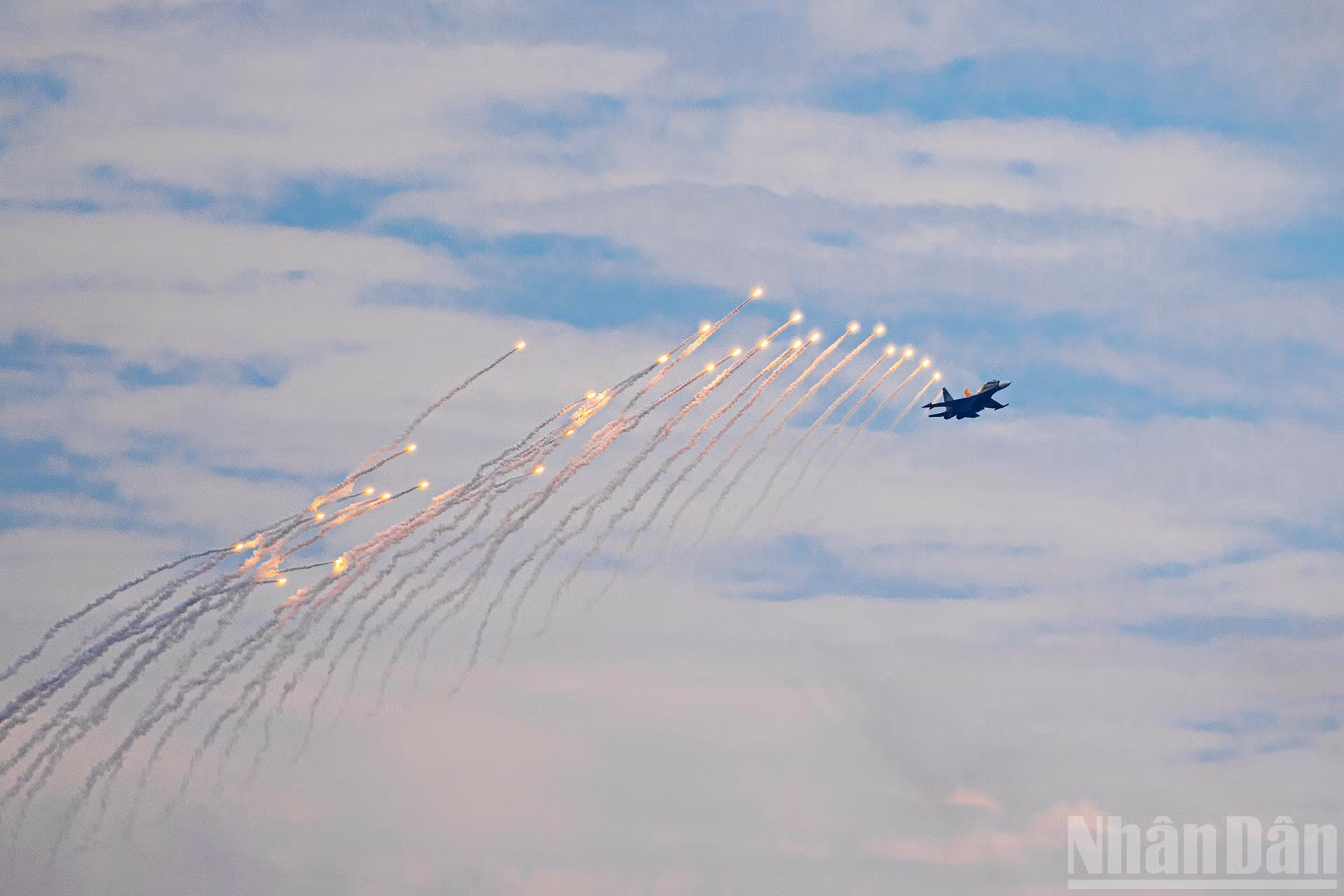 Истребители Су-30МК2 сбрасывают тепловые ловушки в небе столицы.