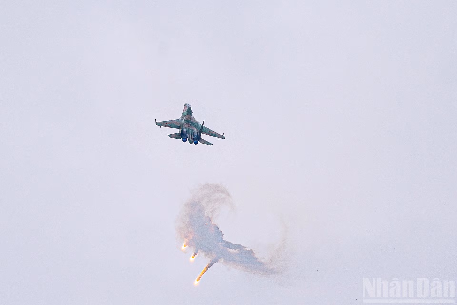 Су-30МК2 оснащен самым разнообразным вооружением: ракетами класса «воздух–земля», «воздух–воздух», корректируемыми бомбами и др.