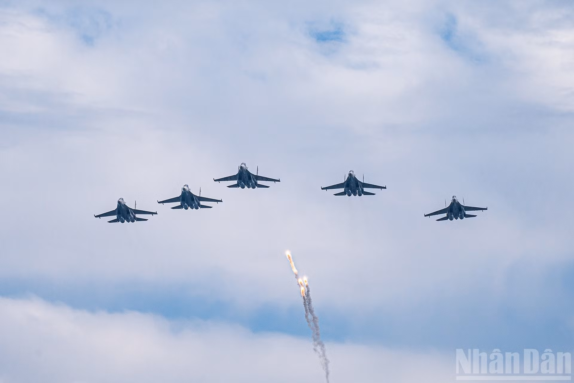 Эскадрилья Су-30МК2 освещает голубое небо трассами отстрела тепловых ловушек.