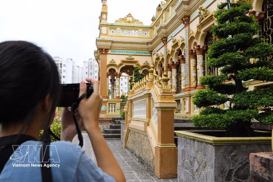 Турист фотографирует пагоду Виньчанг. (Фото: ВИА)