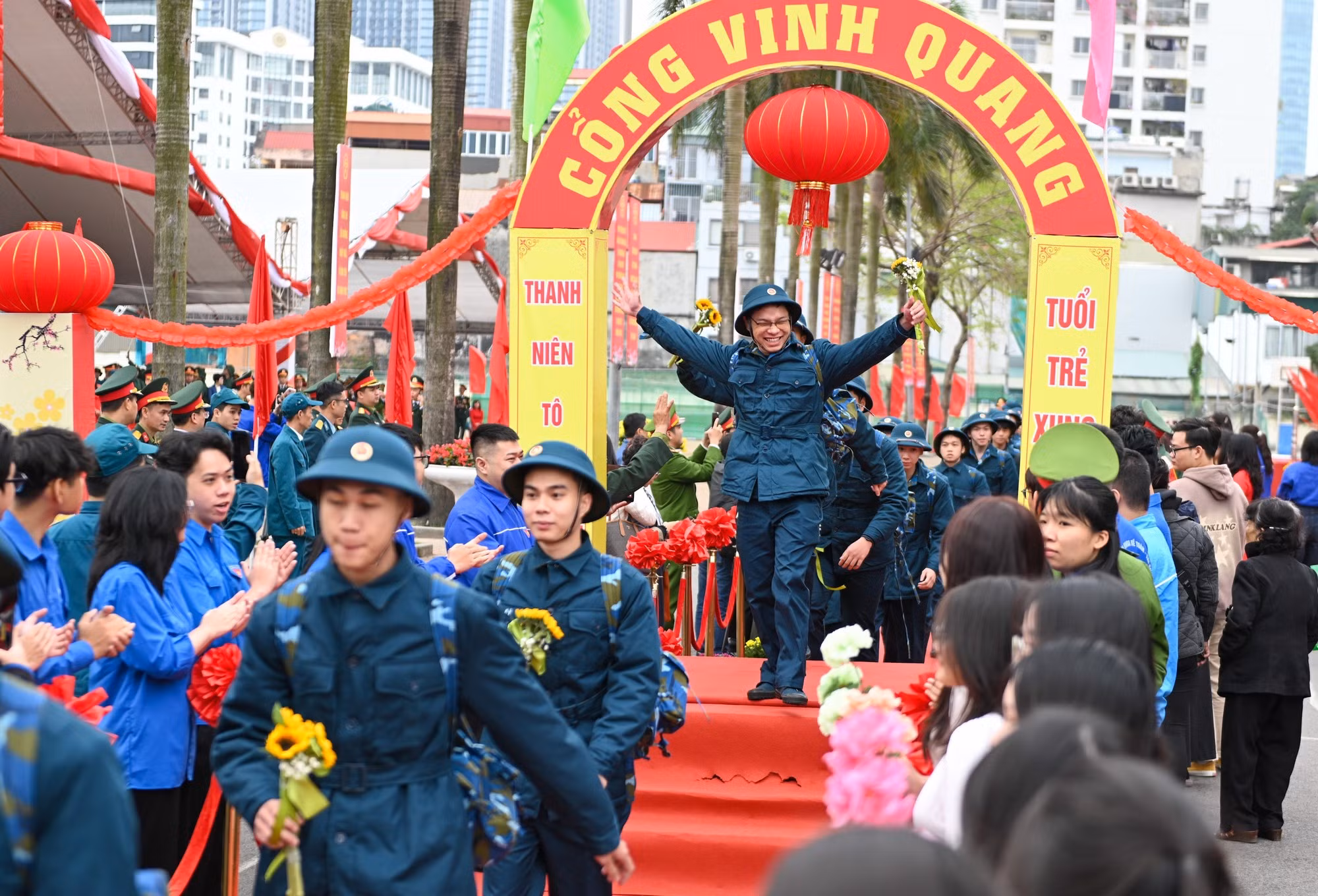 Новобранцы с воодушевлением проходят через «ворота славы», чтобы начать выполнять долг перед Отечеством.