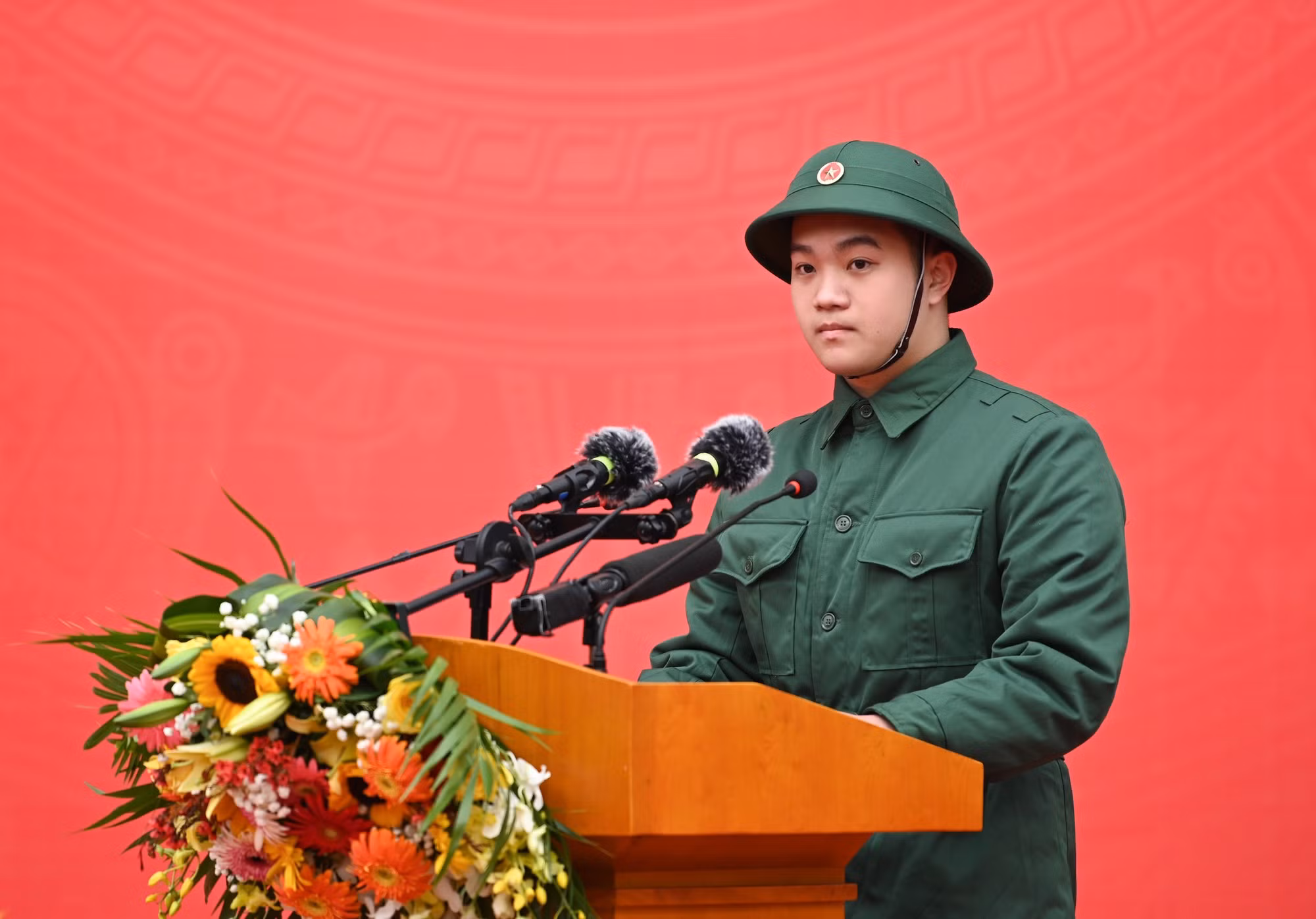 Новобранец Нгуен Минь Нам, представитель 440 новобранцев, призываемых на службу на пункте сбора № 4, выступает на церемонии.
