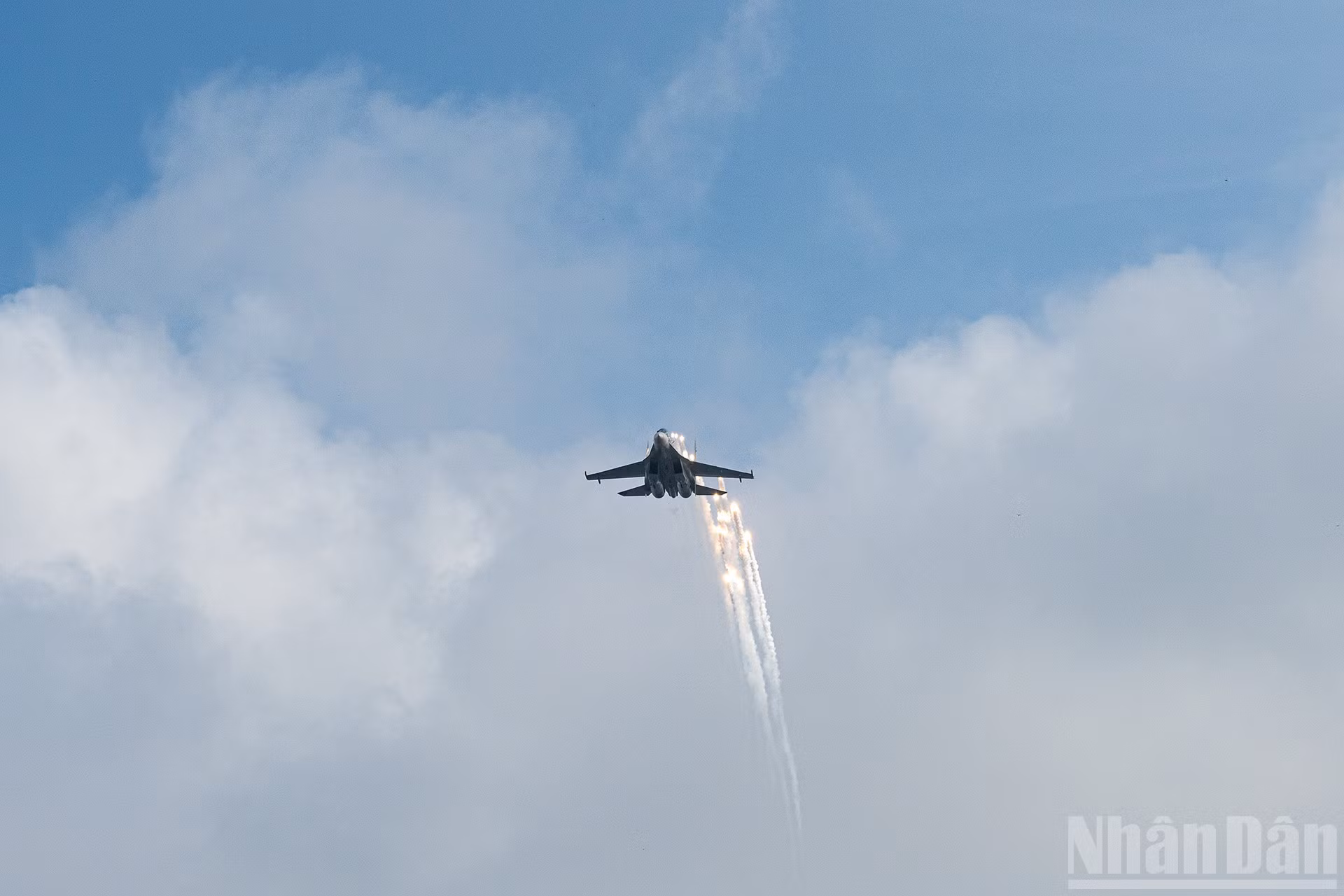 Самолет Су-30МК2 сбрасывает тепловые ловушки во время пролета над площадью Бадинь.