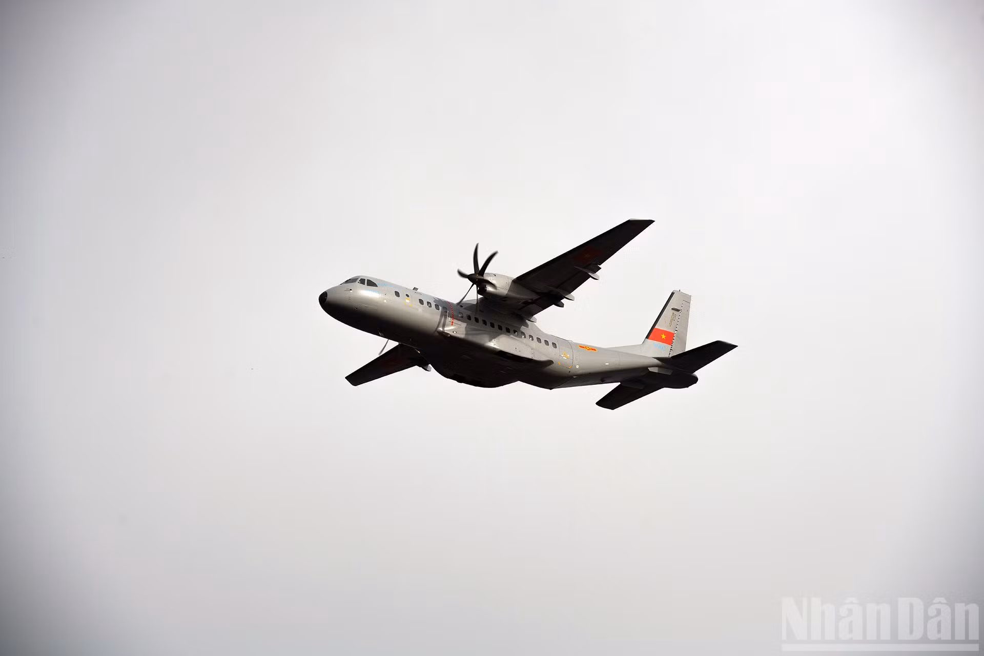 За вертолетами следует группа военно-транспортных самолетов Casa C-295 и C-212.
