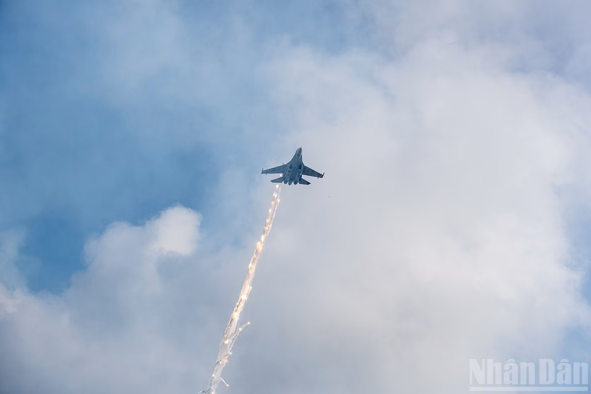 Истребитель Су-30МК2 сбрасывает тепловые ловушки с другого ракурса.