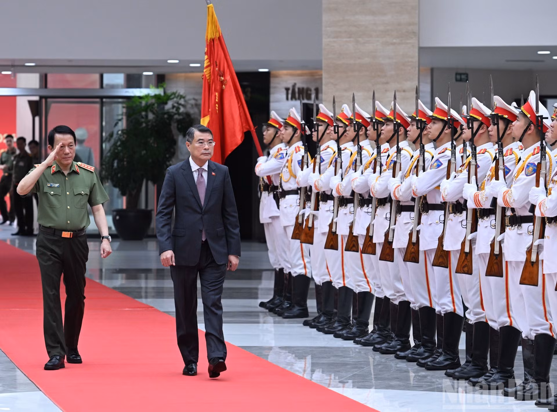 Премьер-министр Ле Минь Хынг обходит строй почетного караула.