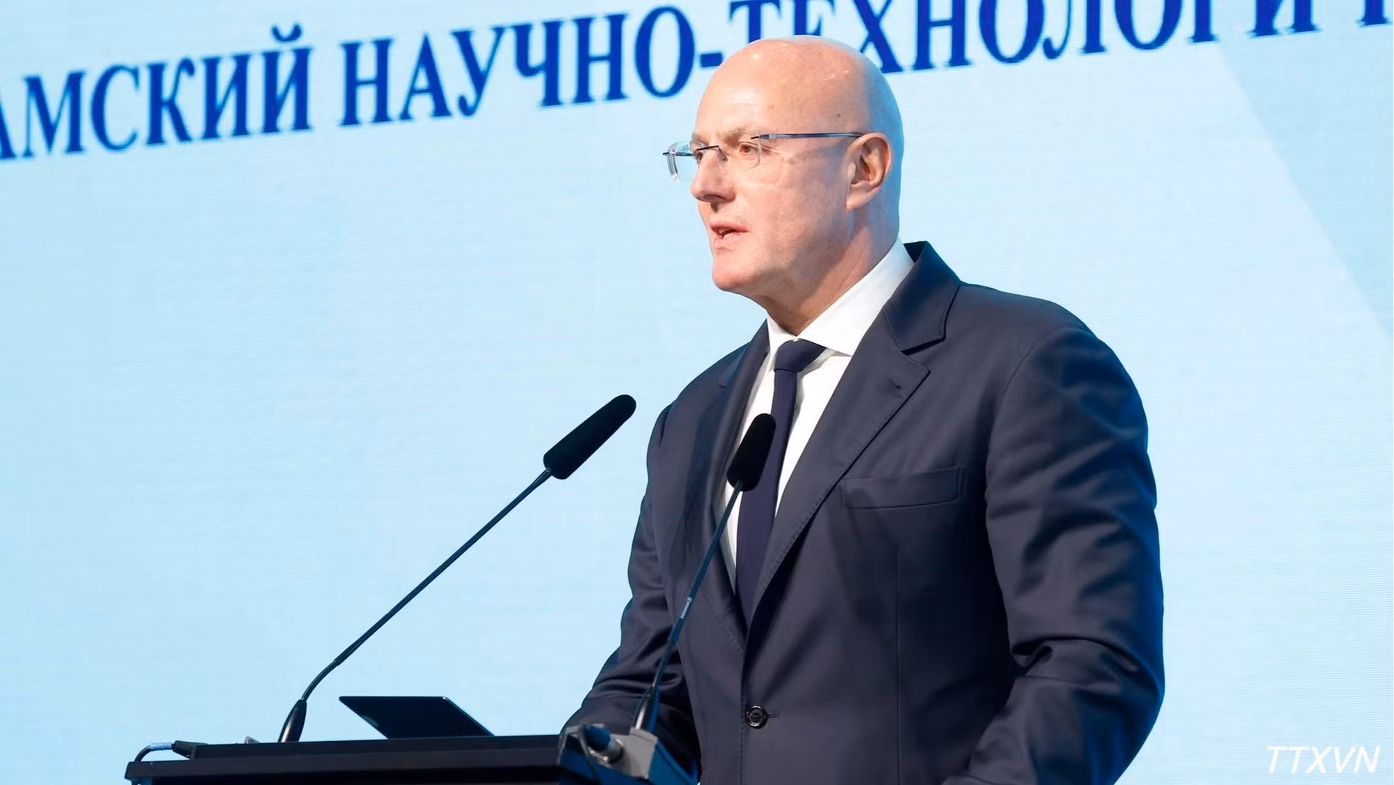 Заместитель председателя Правительства России Дмитрий Чернышенко выступает на форуме. (Фото: Тхонг Нят/ВИА)