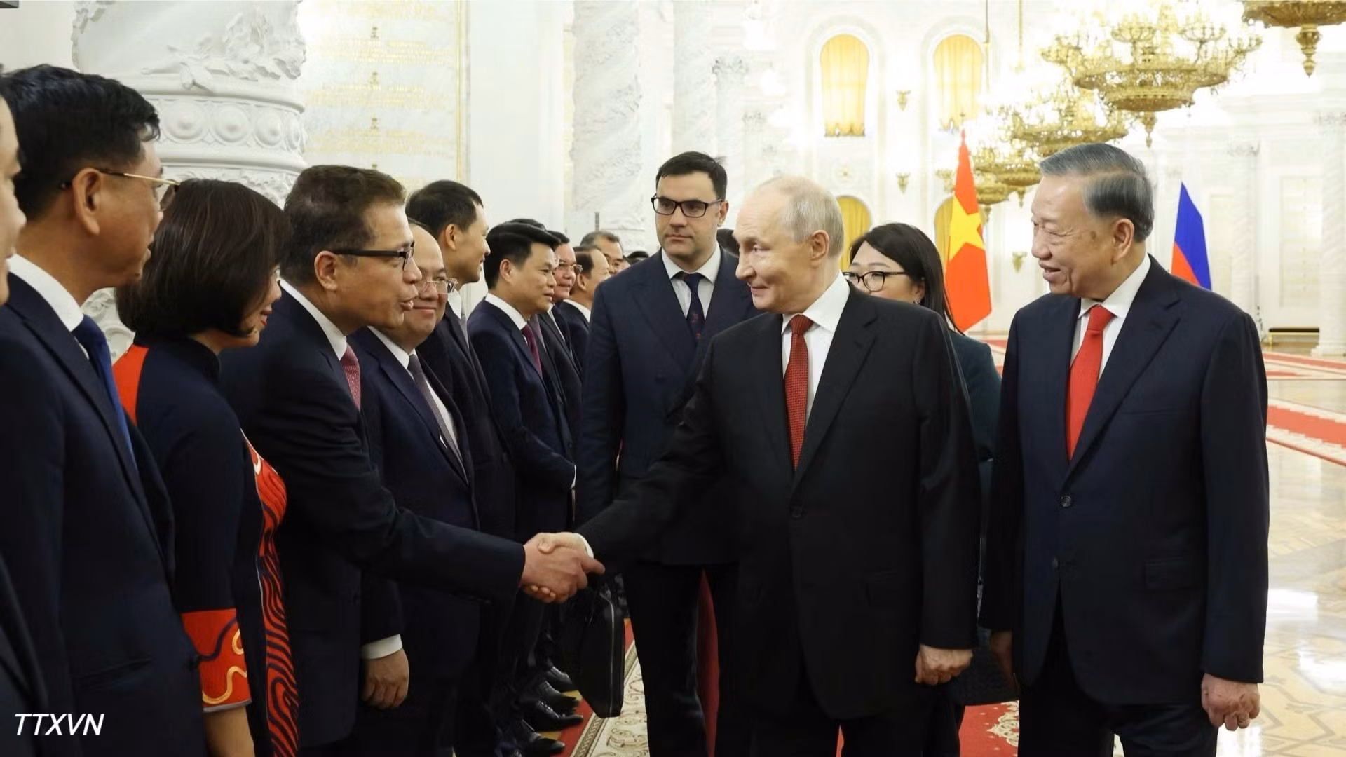 Генеральный секретарь ЦК КПВ, Президент Вьетнама То Лам и Президент России Владимир Путин с вьетнамскими делегатами. (Фото: ВИА)