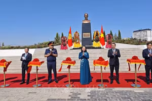 Вице-президент Во Тхи Ань Суан и делегаты разрезают ленту в знак открытия памятника Президенту Хо Ши Мину. Фото: ВИА