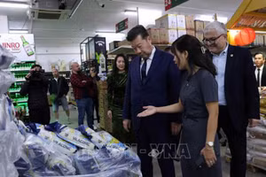 Председатель Палаты депутатов Томио Окамура посещает супермаркет Tamda Foods в торговом центре «Шапа». Фото: ВИА