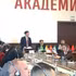 Заместитель председателя Вьетнамской академии общественных наук доцент, кандидат наук Нгуен Дык Минь выступает с речью на международном пленарном заседании. (Фото: Вьетнамская академия общественных наук)