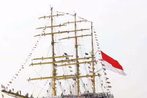 Парусное судно KRI Bima Suci Военно-морских сил Индонезии буксируется в порт Сайгон — Хиепфыок. Фото: ВИА