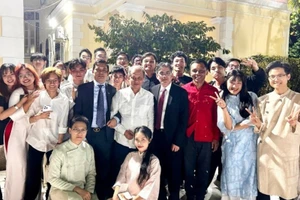 Вьетнамские студенты и послы стран АСЕАН на программе «Весна на Родине». 