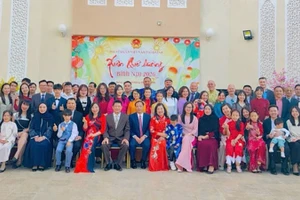 Сотрудники Посольства Вьетнама в Катаре и представители местной вьетнамской диаспоры на мероприятии. 