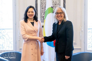 Посол Нгуен Тхи Ван Ань, Постоянный представитель Президента государства при Постоянном совете франкофонии, встречается и проводит беседу с Генеральным директором Международной организации франкофонии Каролин Сен-Илер. Фото: ВИА