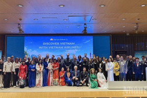 В аэропорту Amsterdam Airport Schiphol прошло мероприятие по объявлению об открытии прямого авиарейса по маршруту Ханой-Амстердам (Нидерланды) авиакомпании Vietnam Airlines.