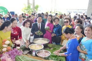 Многочисленные представители местной диаспоры участвуют в мероприятии. 