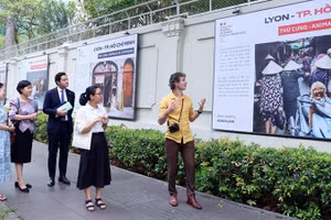 Фотограф Адриен Жан рассказывает о своих работах. Фото: ВИА 