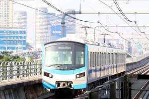 Поезд линии метро №1 Бентхань – Суойтьен движется из центра Хошимин в направлении Суойтьен. Фото: ВИА