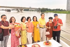 Туристы участвуют в прогулке на реке Сайгон. Фото: Мань Хао 