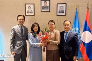 Посол До Хунг Вьет с супругой поздравляет Посла Лаоса Тонгфане Саванпхета и его супругу. Фото: ВИА