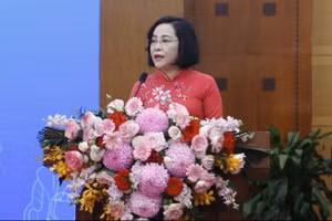 Заместитель председателя НС Нгуен Тхи Тхань выступает на встрече. 