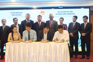 Представители предприятий провинции Ламдонг и камбоджийские партнеры подписывают договоренность о сотрудничестве. Фото: ВИА