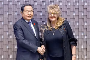 Председатель Национального собрания Чан Тхань Ман встречается с Почетным консулом Вьетнама в Турине Сандрой Скальотти. Фото: ВИА