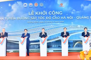 Делегаты на церемонии начала строительства линии высокоскоростной железной дороги Ханой-Куангнинь. 