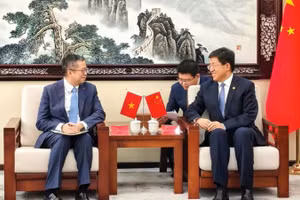 Посол Вьетнама в Китае Фам Тхань Бинь (слева) и первый секретарь Центрального комитета Коммунистического союза молодежи Китая А Дун. Фото: Посольство Вьетнама в Китае 