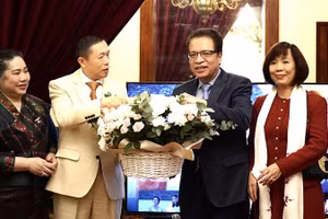 Посол Данг Минь Кхой и его супруга Ле Линь Лан (крайние справа) поздравляют Посла Сипхандона Ойбуабудди и его супругу Аммалу Вилавонгса. Фото: ВИА 