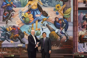 Заместитель министра Чан Тхань Нам фотографируется с министром сельского хозяйства и развития сельских районов Мексики Хулио Бердегe Сакристаном. Фото: ВИА