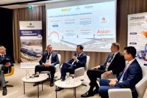 Посол Вьетнама в Польше Ха Хоанг Хай выступает на первой сессии форума по институциональной среде и инфраструктуре Азия – Польша – Европа.