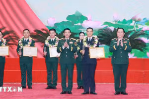 Вручение почетных грамот Министра обороны выдающимся военнослужащим. Фото: ВИА