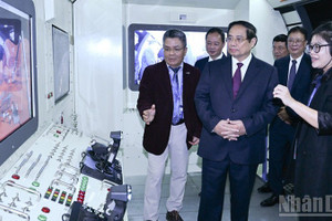 Премьер-министр Фам Минь Тьинь посещает Вьетнамский космический музей. 