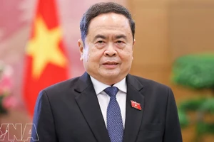 Председатель НС Чан Тхань Ман отвечает на вопросы СМИ. Фото: ВИА