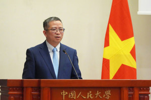 Посол Вьетнама в Китае Фам Тхань Бинь выступает на семинаре.