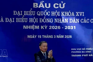 Генеральный секретарь То Лам принимает участие в церемонии открытия и голосует на избирательном участке № 02 квартала Бадинь города Ханоя. Фото: ВИА