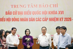 Председатель Национального собрания Чан Тхань Ман посетил и выступил в Пресс-центре в здании Национального собрания (Ханой). Фото: ВИА