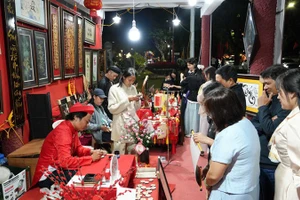 Туристы посещают пространство каллиграфии в районе Тхуанхоа города Хюэ в период Тэта Бинь Нго 2026 года. Фото: ВИА