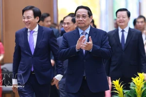 Премьер-министр Фам Минь Тьинь посещает Канцелярию Правительства. Фото: ВИА