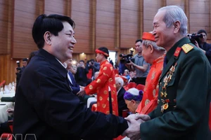 Президент Лыонг Кыонг вручает новогодние подарки и поздравляет с Тэтом представителей народностей провинции Лаокай. Фото: ВИА