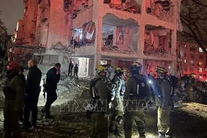 Силы экстренного реагирования на месте ракетного удара баллистической ракетой Ирана в г. Арад, Израиль вечером 21 марта 2026 г. Фото: ВИА