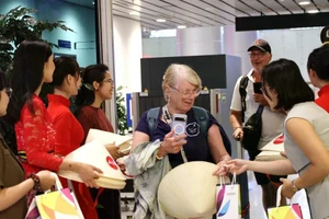 Вручение подарков пассажирам двух новых международных рейсов из Манилы и Бали. Фото: ВИА