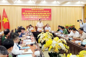 Зампредседателя НС, генерал-полковник Чан Куанг Фыонг проверяет подготовительную работу к выборам в провинции Анзянг.