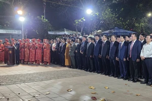 Делегаты воскурили благовония в память о предках по случаю открытия церемонии выдачи королевской печати Весны Биньнго 2026 года.