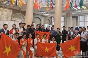 Вьетнамские студенты на фестивале.