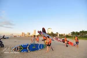 Туристы готовятся к серфингу у побережья Дананга. Фото: ВИА