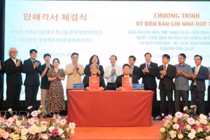 На церемонии подписания. Фото: ВИА